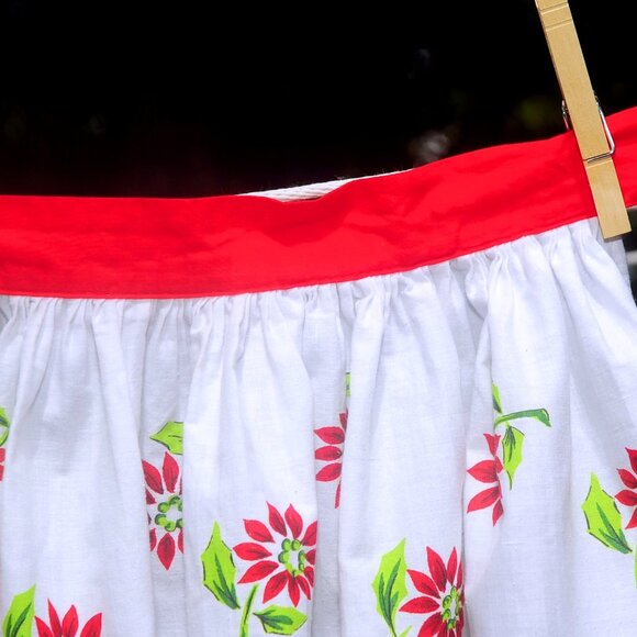 Vintage Christmas Poinsettia Plants w/ Bows, Holly & Berries Hostess Half Apron - Picture 4 of 6